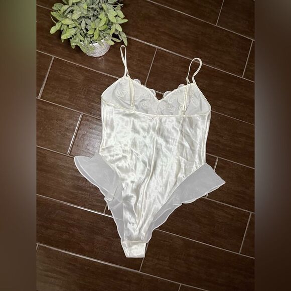 Victoria’s Secret Ivory Satin Bodysuit Teddy Chiffon Bridal sequins sz medium - Picture 4 of 4